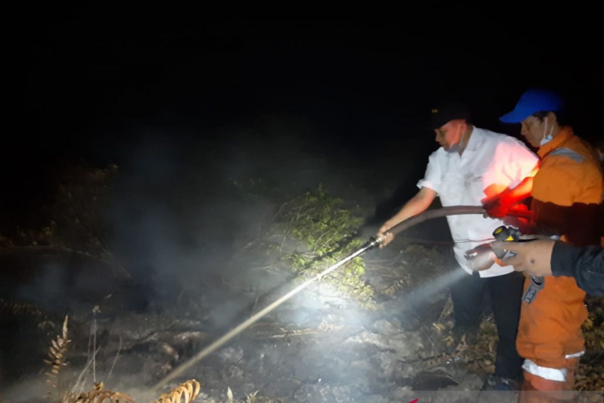 Police Chief extinguishes burning peatland in Banjarbaru