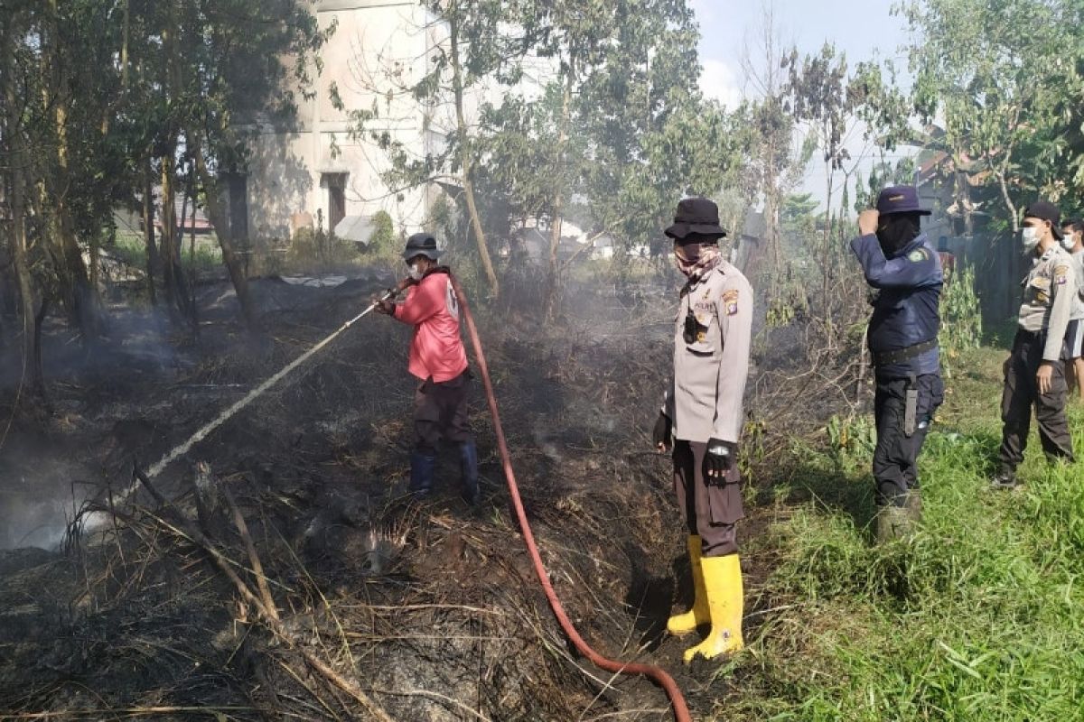 Kebakaran lahan nyaris hanguskan toko bahan bangunan di Sampit