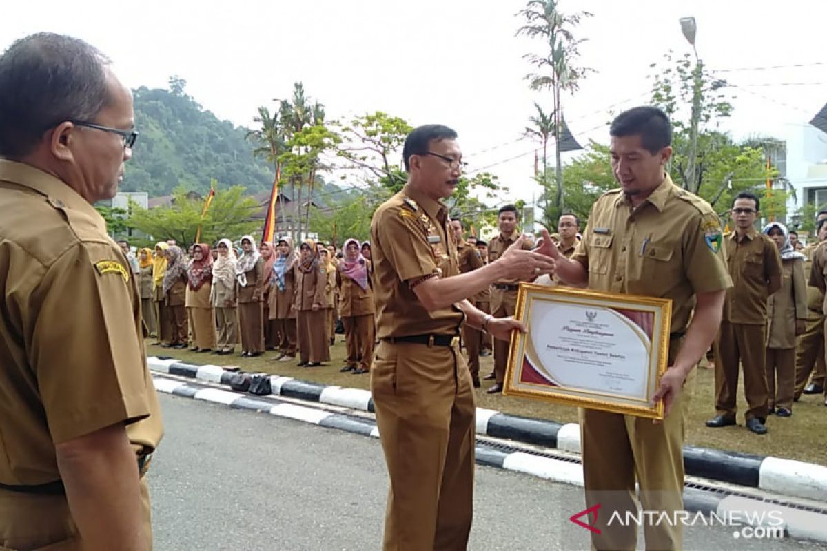 Bupati Hendrajoni serahkan penghargaan Inagara ke Bappedalitbang Pesisir Selatan