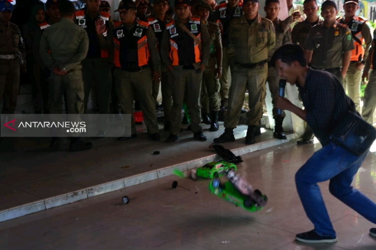 Mahasiswa demo DPRD Padangsidimpuan tolak pengadaan mobil dinas