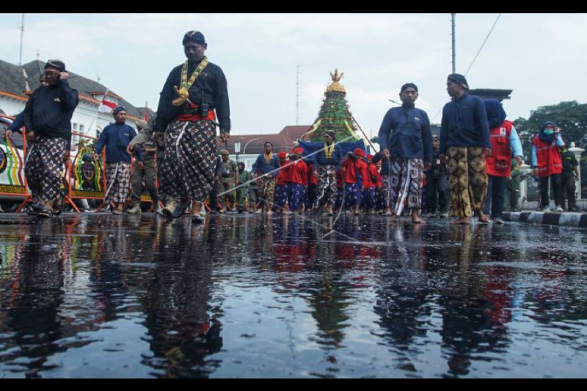 Ribuan warga berebut gunungan Grebeg Besar Keraton Ngayogyakarta