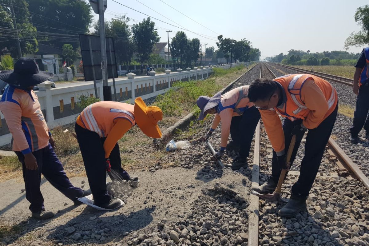 KAI Daop 7 Madiun tutup dua perlintasan liar kereta api