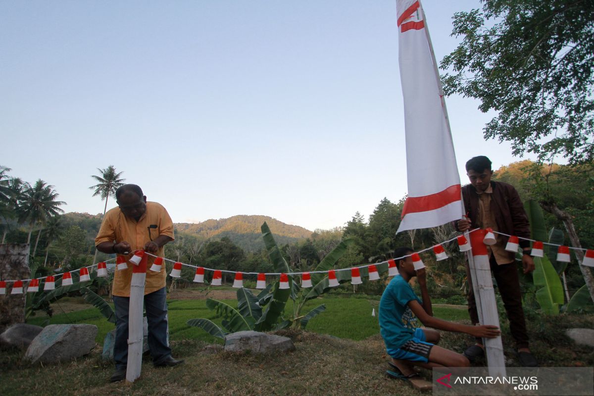 Kecamatan Tapa ubah puluhan ribu gelas plastik jadi pernik HUT-RI