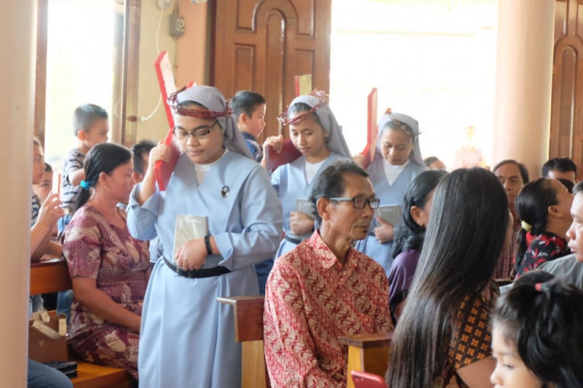 Tiga Suster Pasionis terima kaul pertama di Gereja Katolik Sekadau