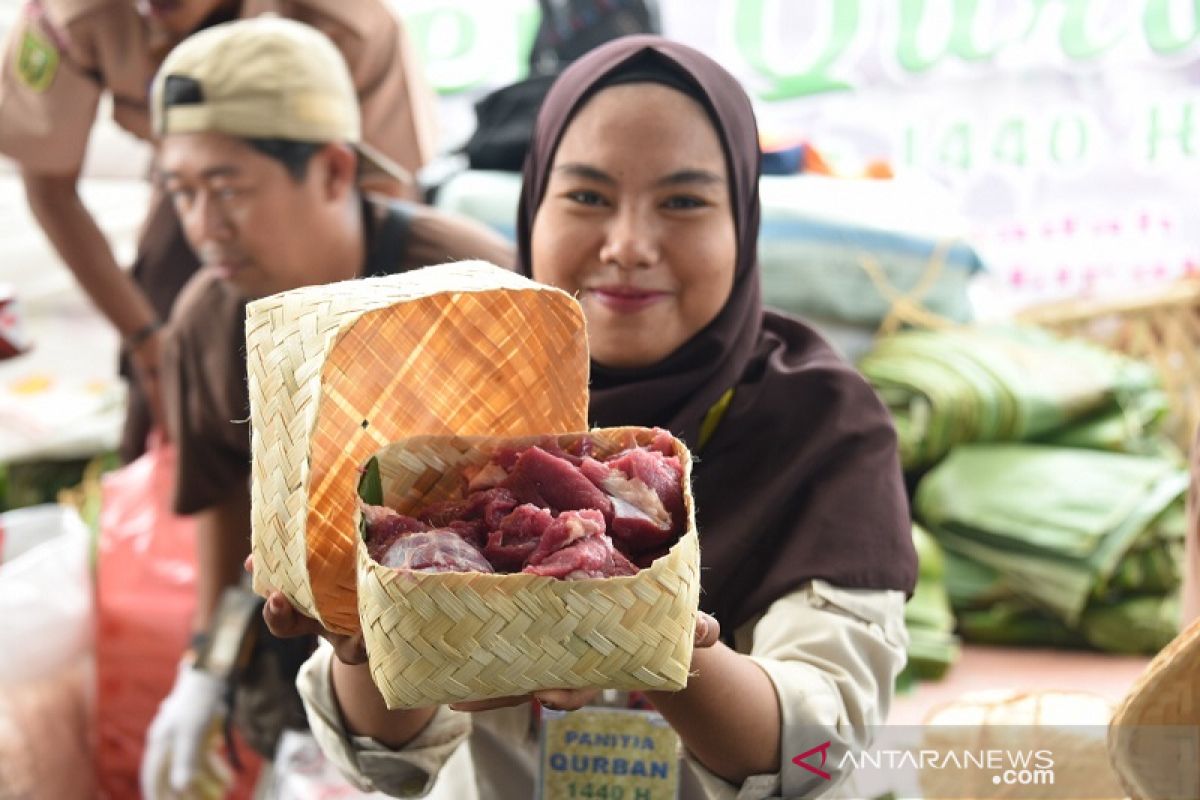 Pertamina Dumai ganti plastik daging kurban dengan daun nanas