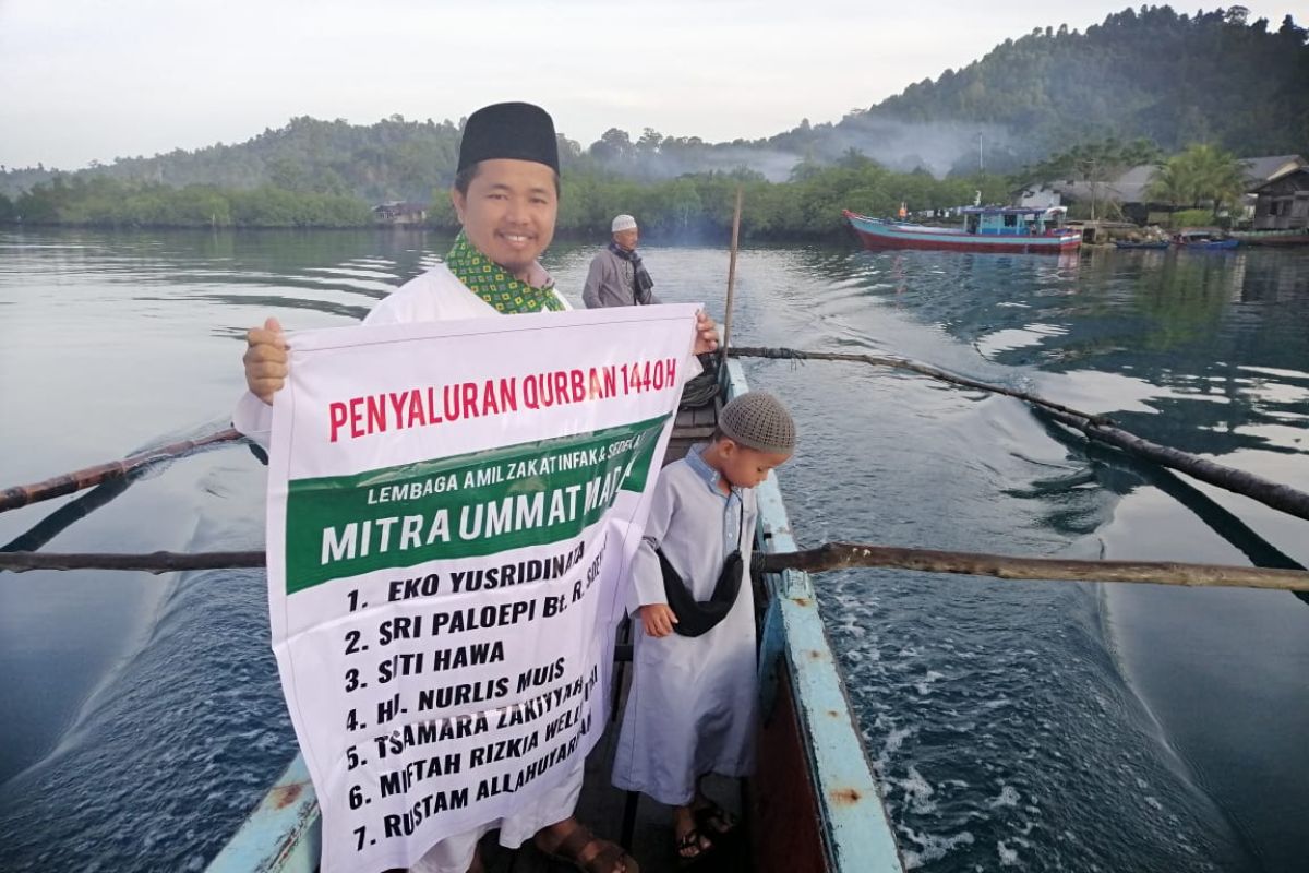 Senyum semringah warga  pelosok nikmati daging kurban