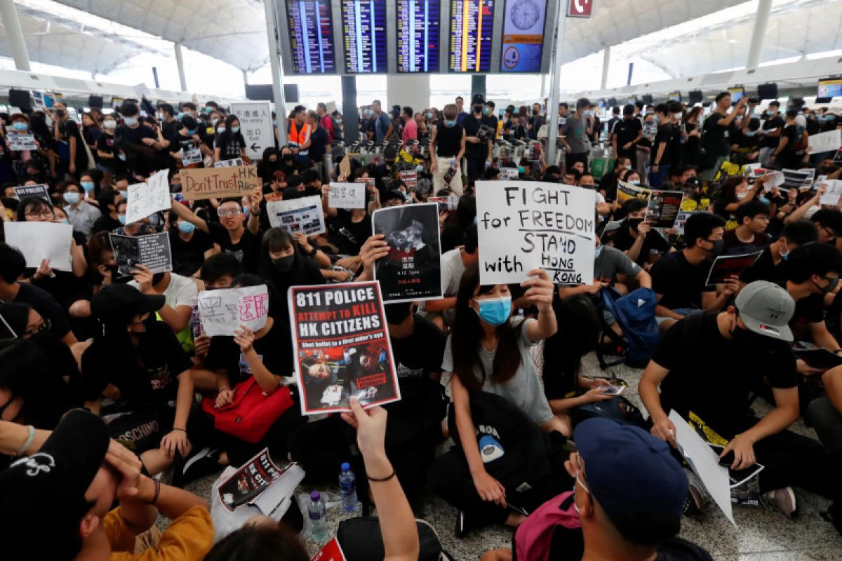 Perenang nasional Siman Sudartawa tertahan di Hong Kong