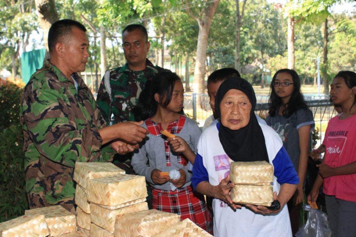 Dandenpal Divif 2 Kostrad gunakan besek untuk bungkus daging kurban