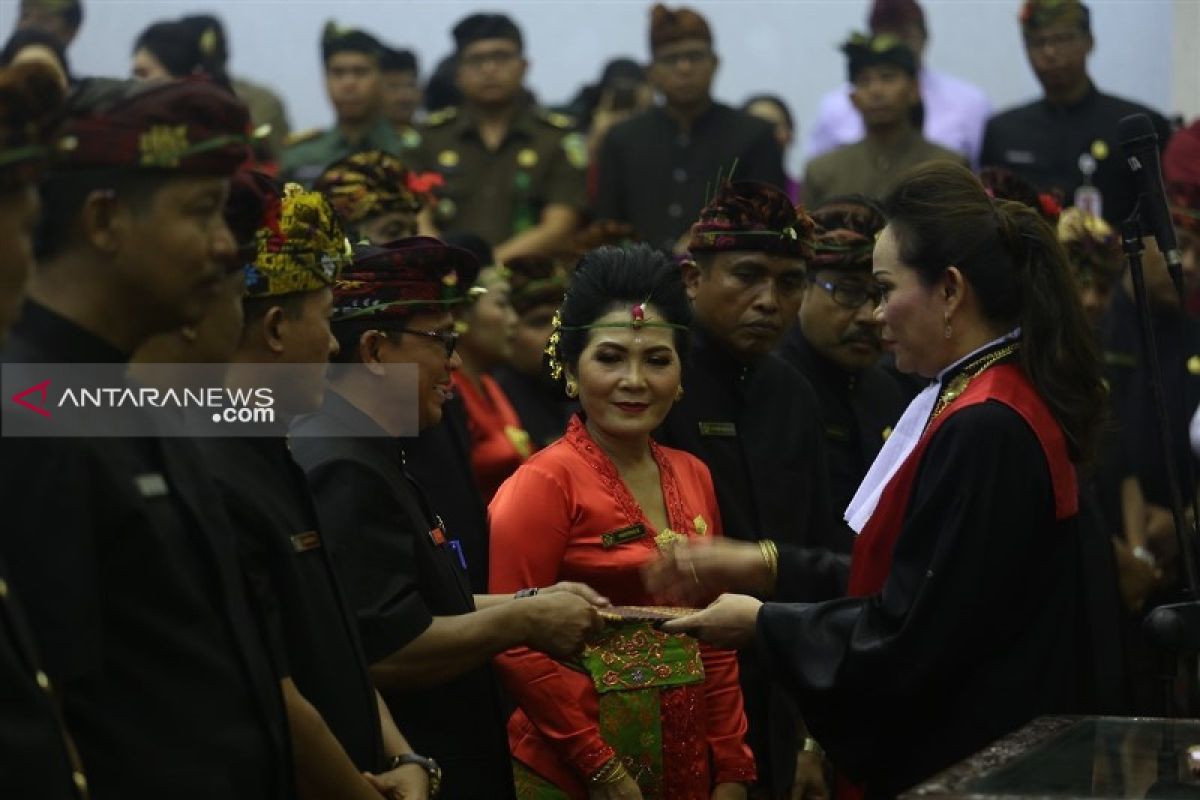 Anggota DPRD Gianyar periode 2019-2024 gunakan busana adat saat pelantikan