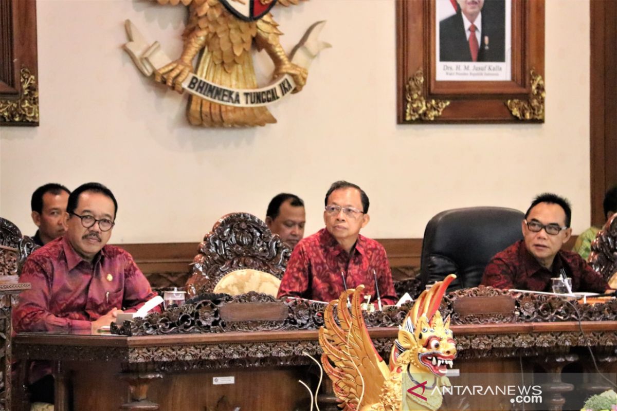 Gubernur setujui pelantikan DPRD Bali gunakan pakaian adat