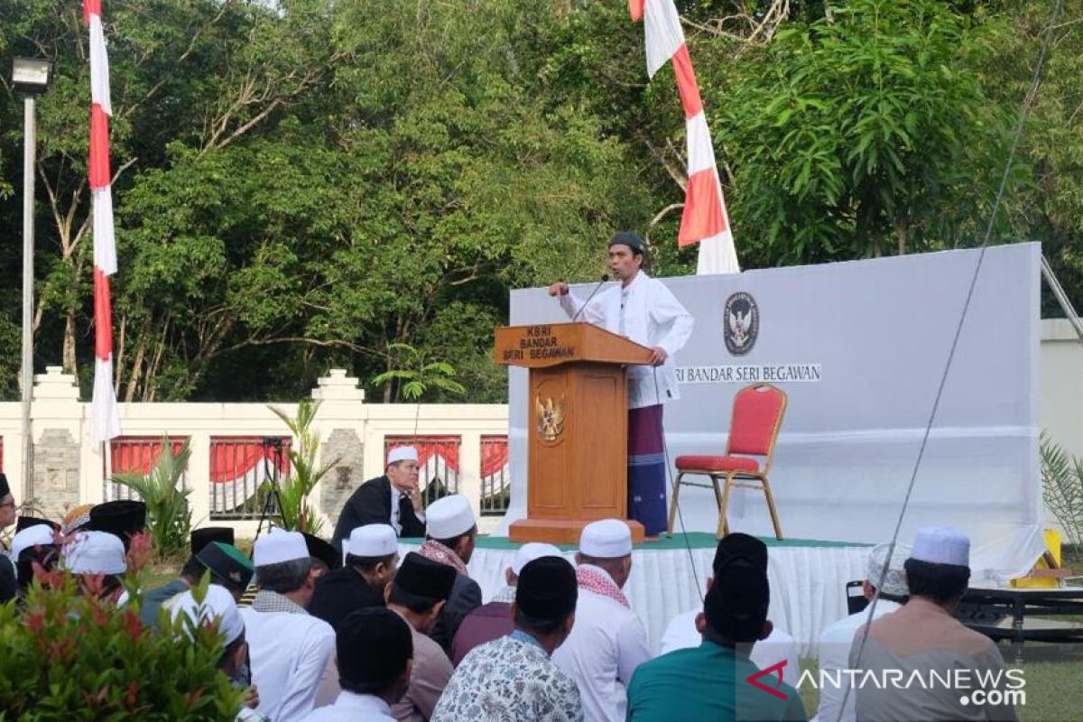 Ribuan orang Indonesia melakukan shalat Idul Adha bersama Abdul Somad di Brunei Darussalam