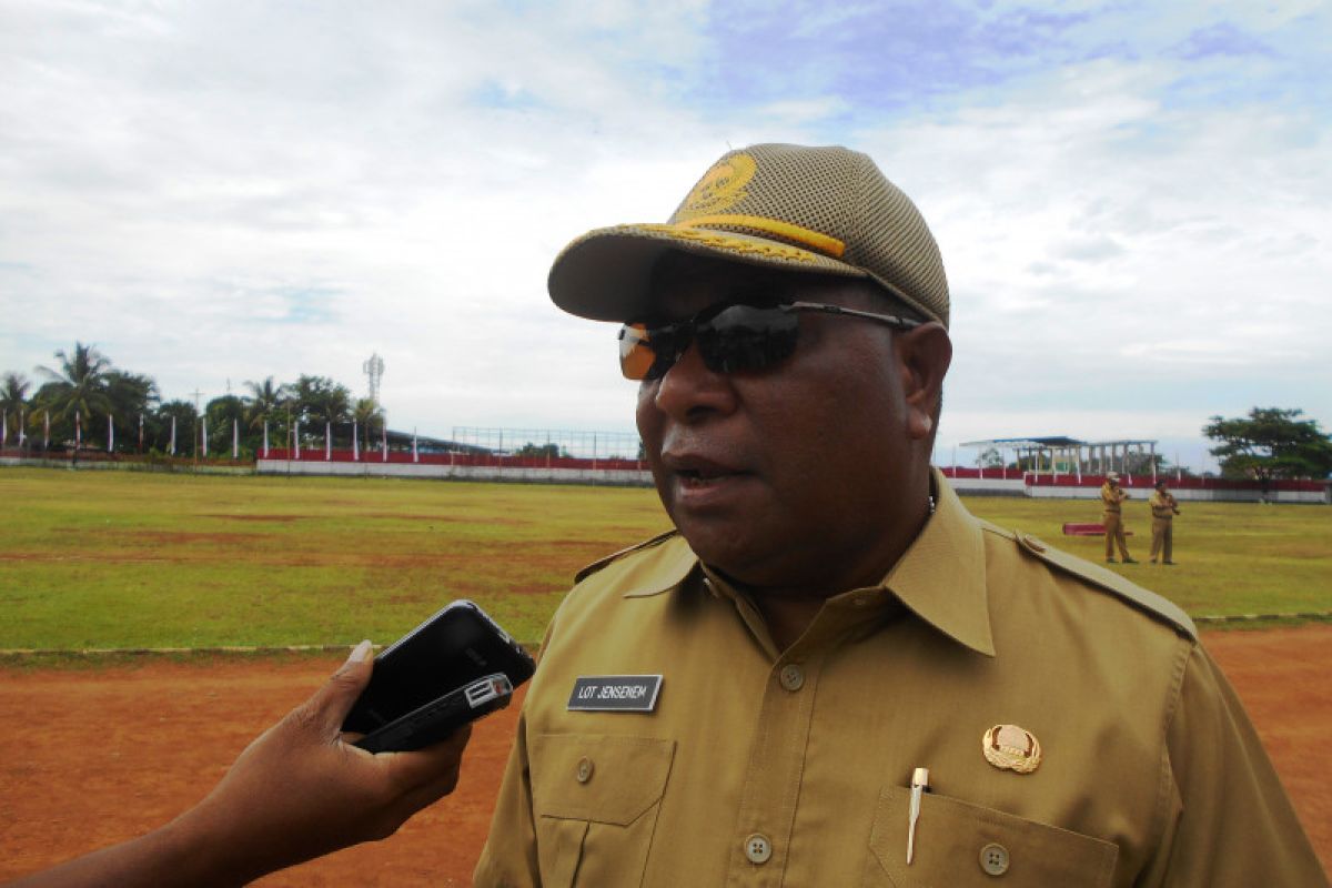 Mantan Sekda Biak Numfor kembalikan mobil dinas operasional