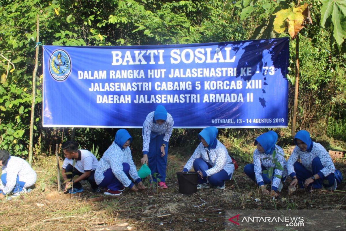 Jalasenastri Lanal Kotabaru tanam pohon di hutan meranti