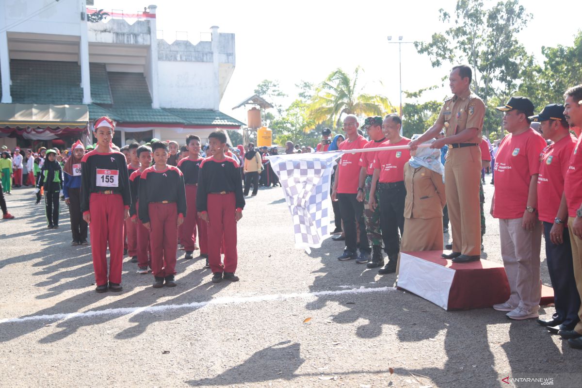 Peserta gerak jalan BUMN Banjarmasin  kumpulkan sampah plastik