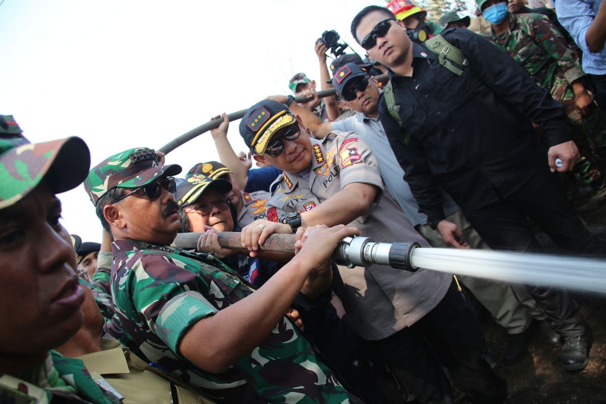 Panglima TNI-Kapolri-Menteri KLHK sambangi Riau tinjau lokasi karhutla