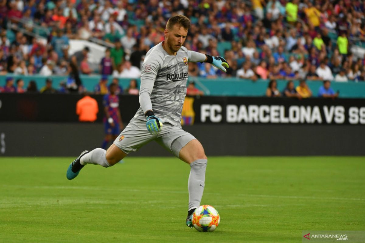 Arsenal tertarik gaet kiper Barcelona Neto dalam persaingan dengan klub lain