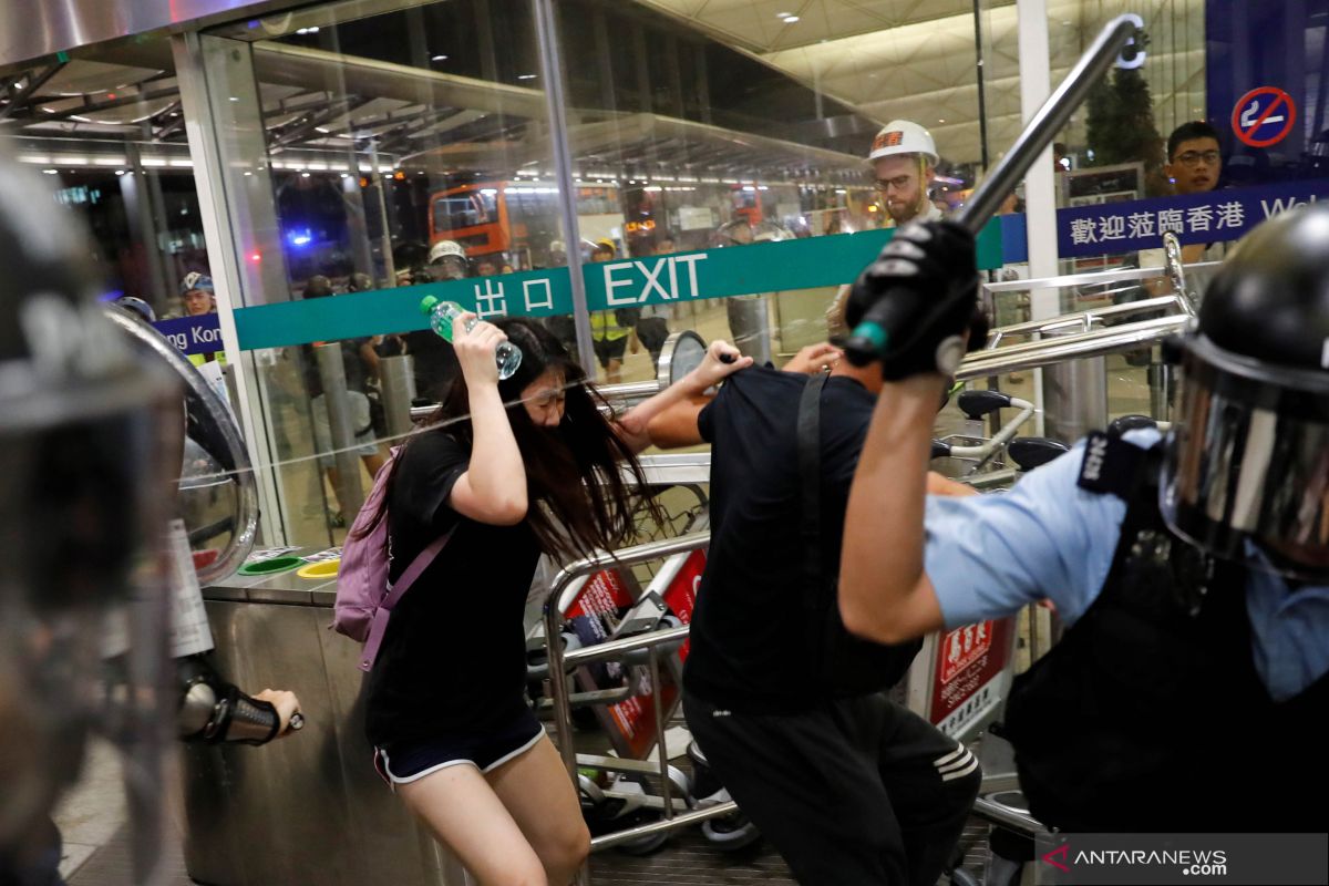 Bentrokan terjadi di bandara Hong Kong