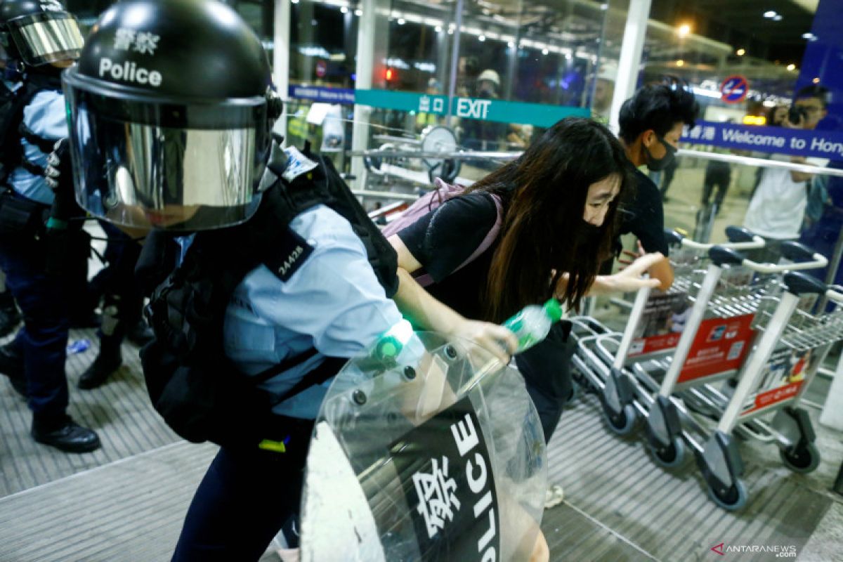 Bandara Hong Kong kembali dibuka pascabentrokan