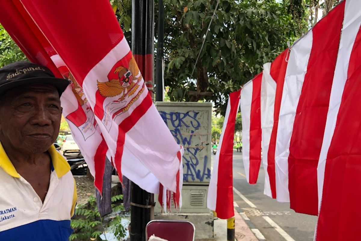 Pedagang bendera di Yogyakarta mengeluhkan penjualan menurun