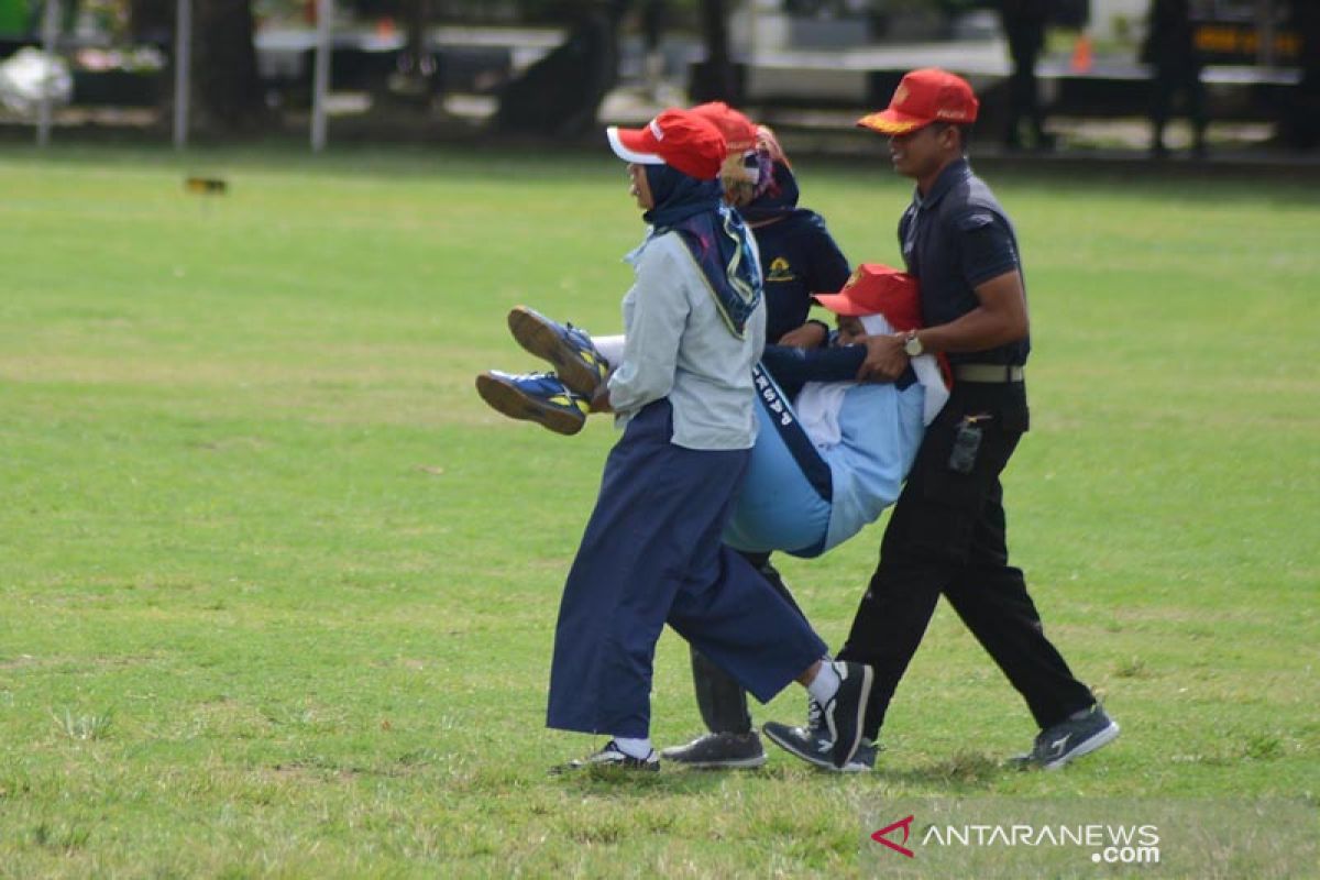 Seorang peserta Paskibraka Aceh pingsan saat latihan