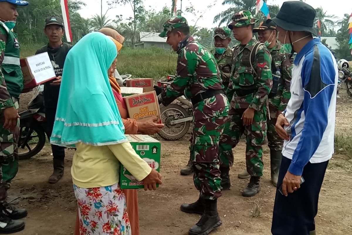 Kodim 0314/Inhil serahkan bantuan kepada 12 KK korban Karhutla