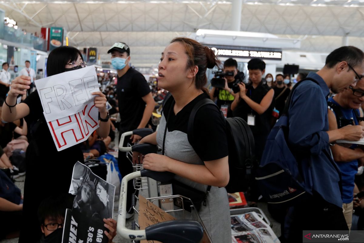 Bandar udara Hong Kong dibuka lagi pada Selasa