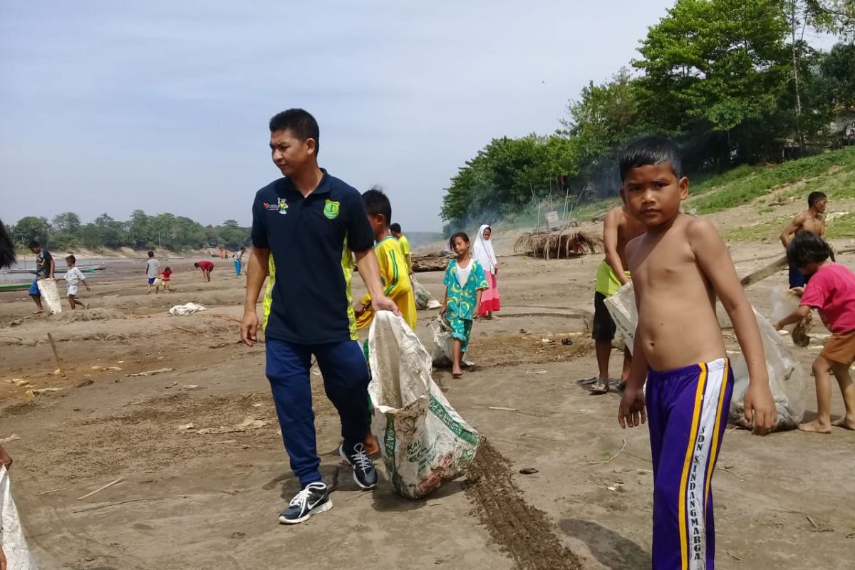 Relawan Asri Musi Banyuasin  bersihkan sungai dari sampah