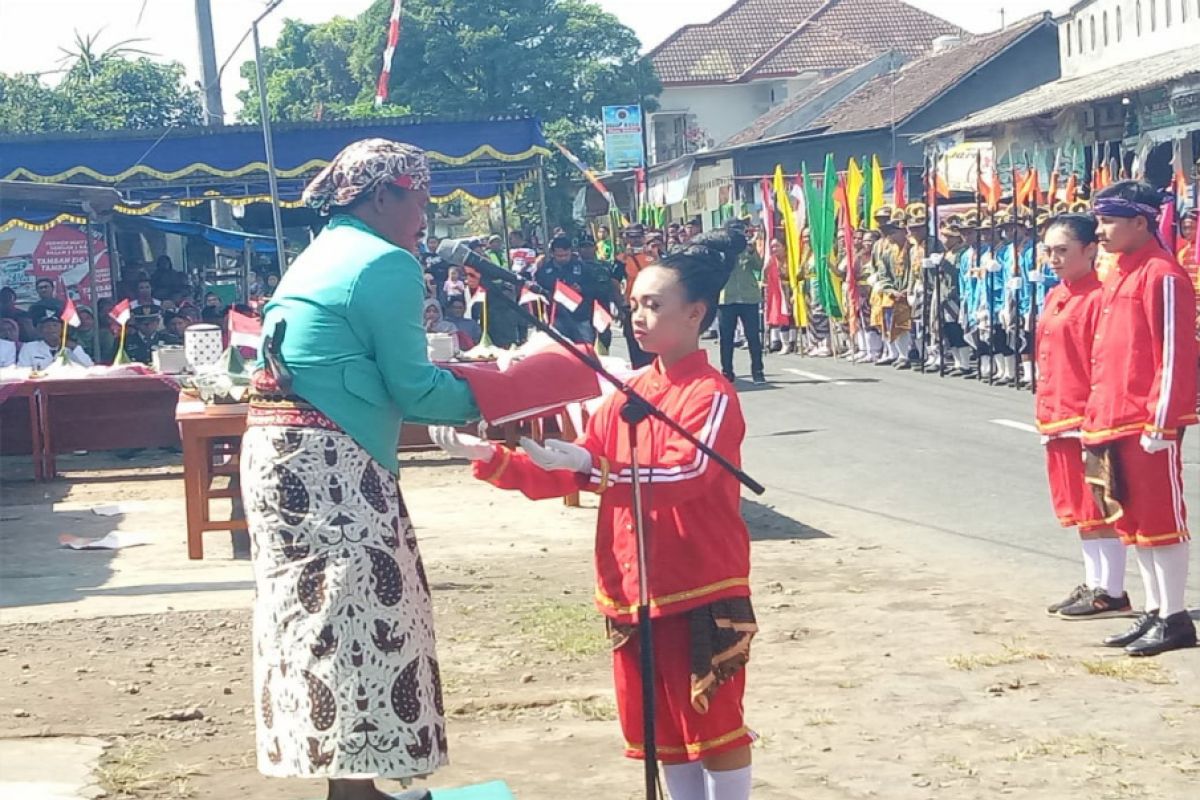 Disbud mengapresiasi warga Seyegan gelar 17-an ala tradisional Jawa