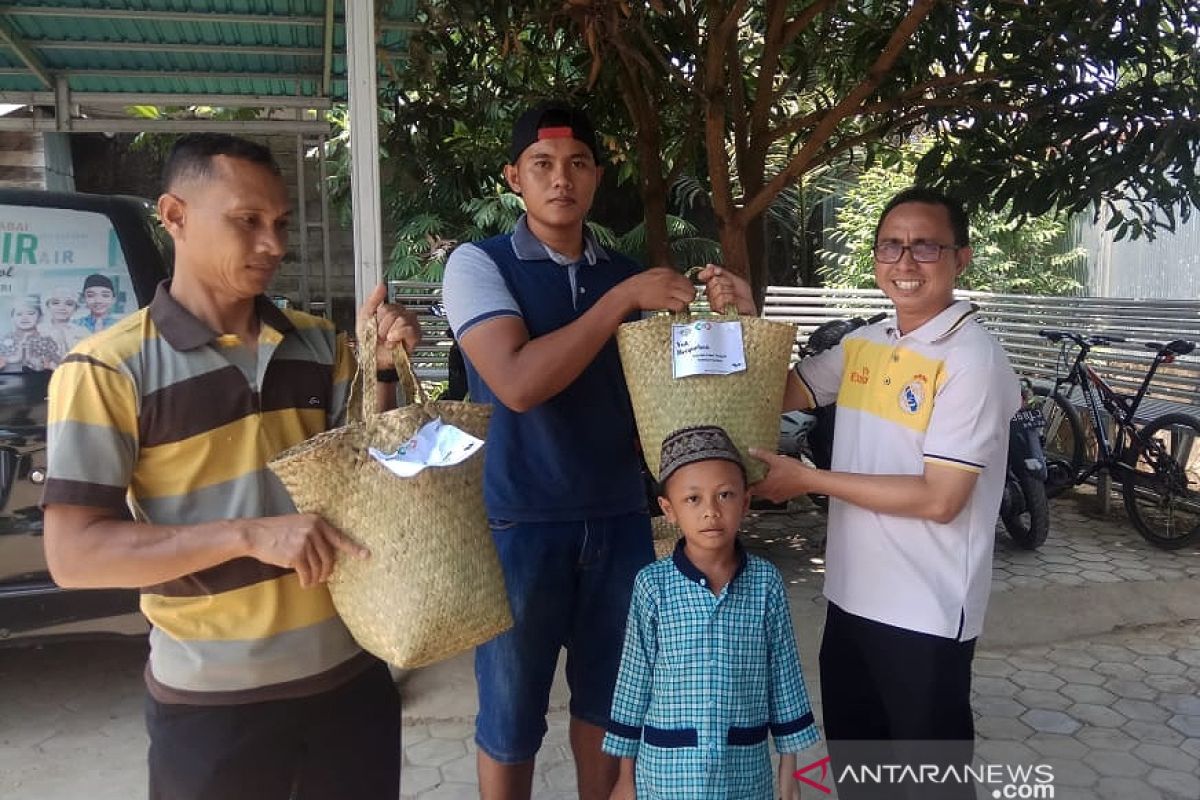 School in Barabai shares 1100 sacrificial meat without plastic