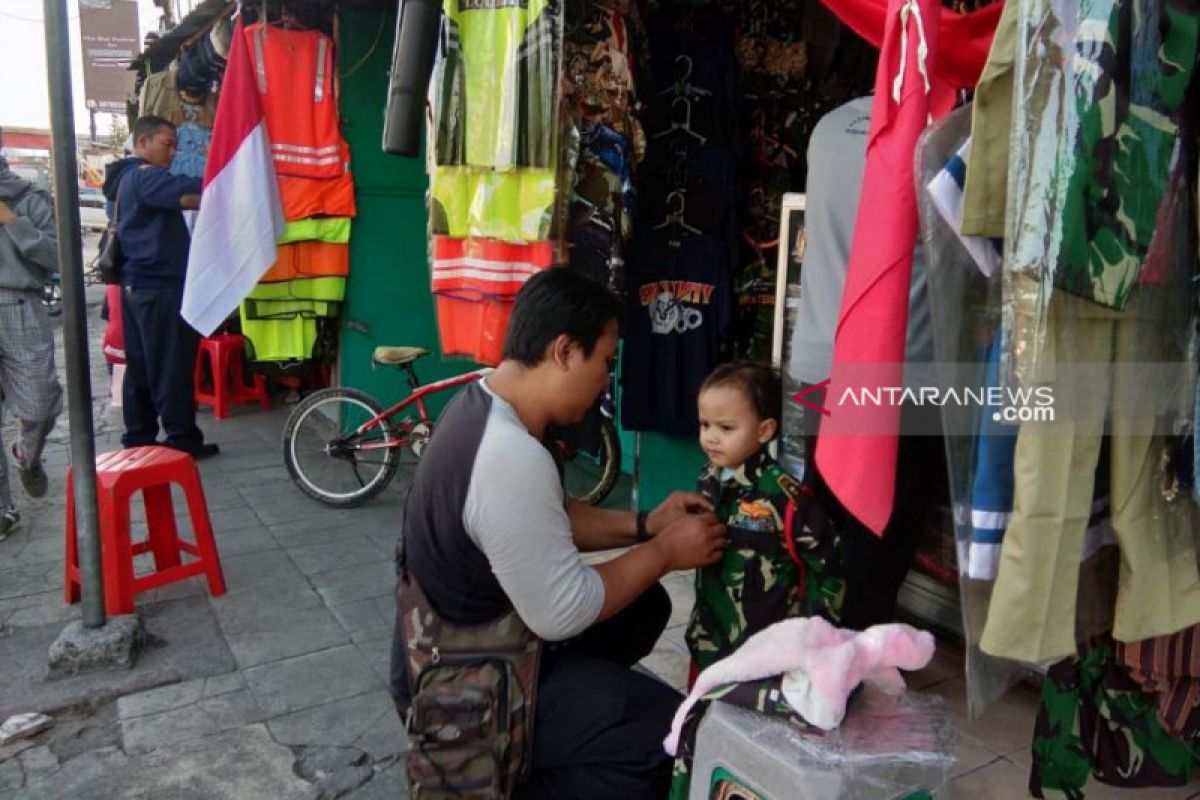 Pedagang pakaian pejuang di Surabaya 