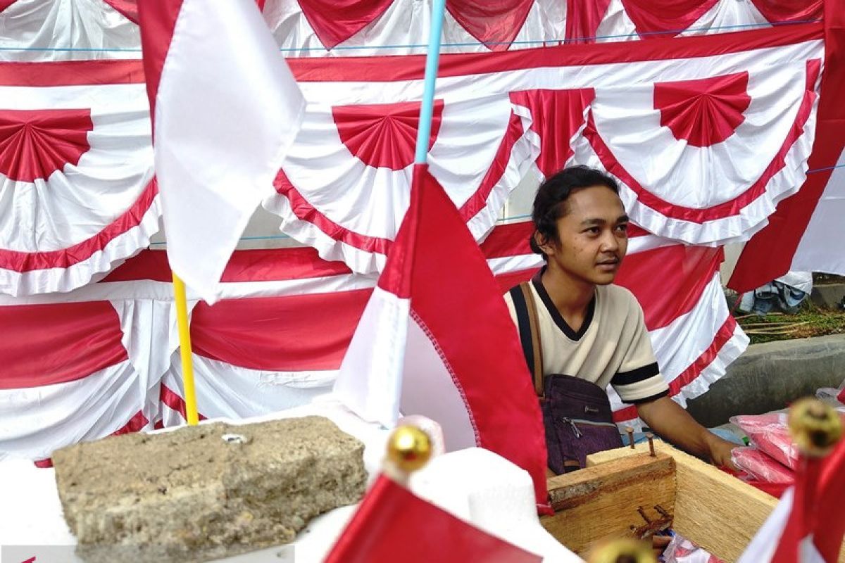 Penjual bendera asal Garut berburu rezeki di Mamuju
