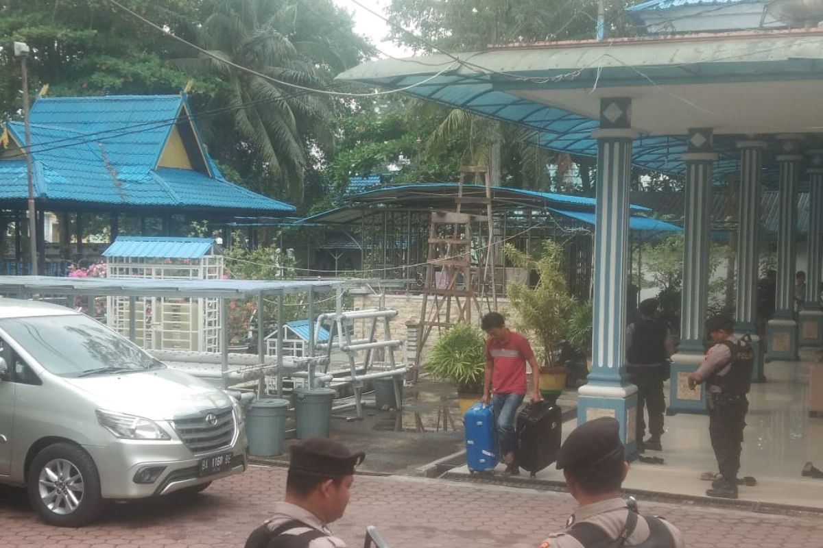 Penyidik KPK bawa dua koper usai geledah Rrumdis Wali Kota Dumai