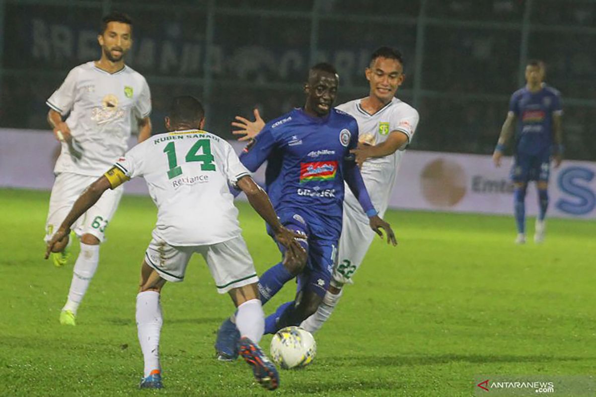 Arema gunduli Persebaya 4-0