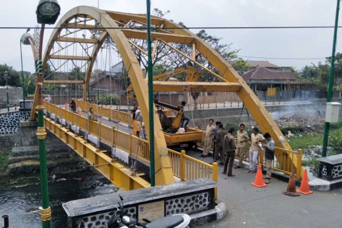 Pemkot Mataram memasang ornamen lampu hias Jembatan Dasan Agung