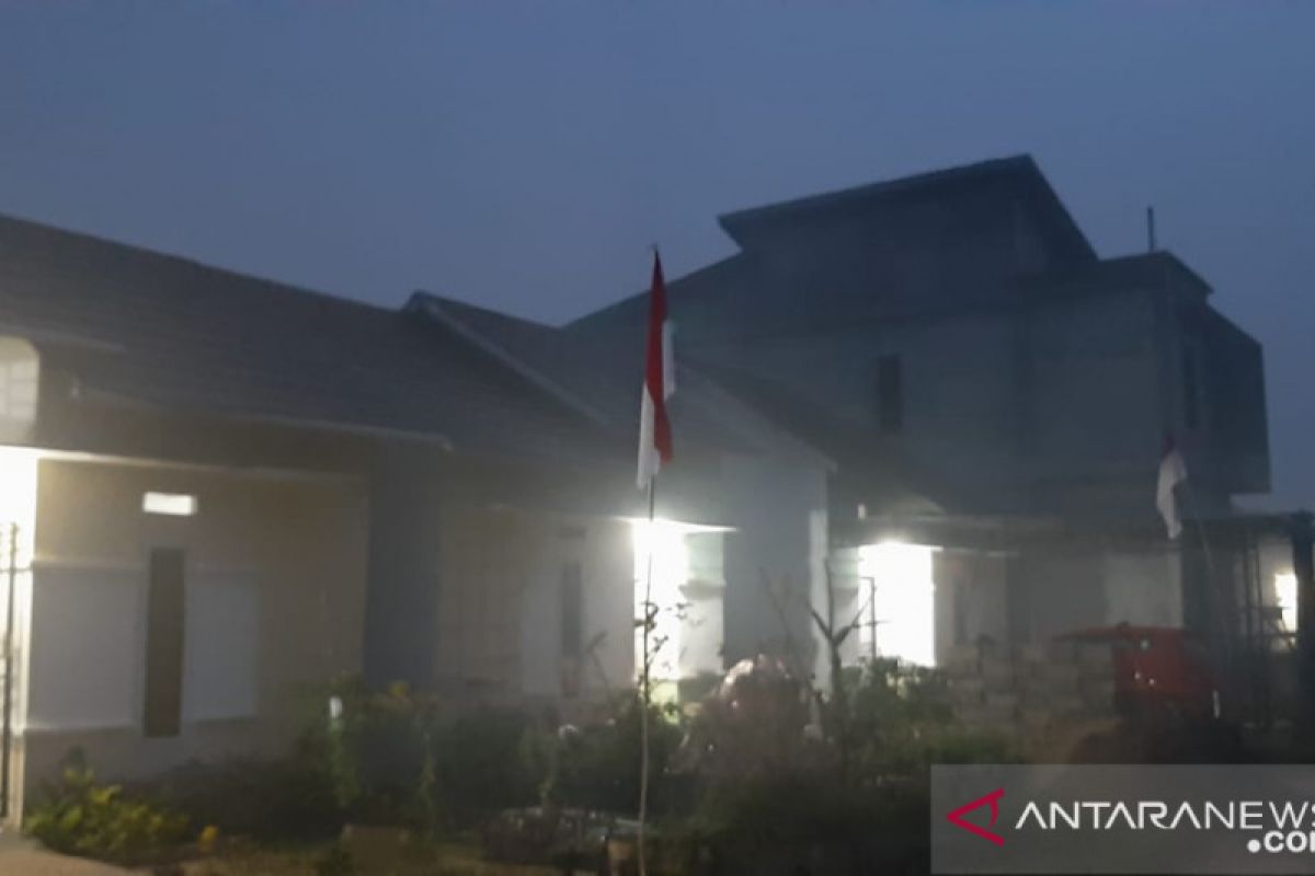 Pontianak residents exposed to thick smoke from wildfire