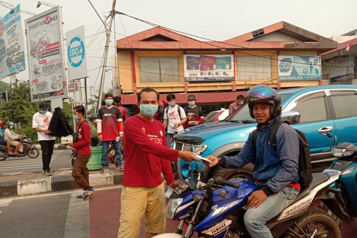 Kabut asap, HCI bagikan masker untuk pengendara