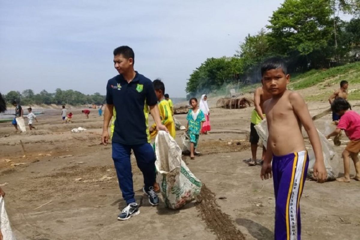 Relawan Asri Musi Banyuasin bersihkan bantaran sungai dari sampah