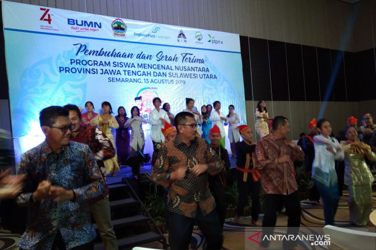 Pejabat BUMN ikut menari bersama peserta SMN dari Sulawesi Utara