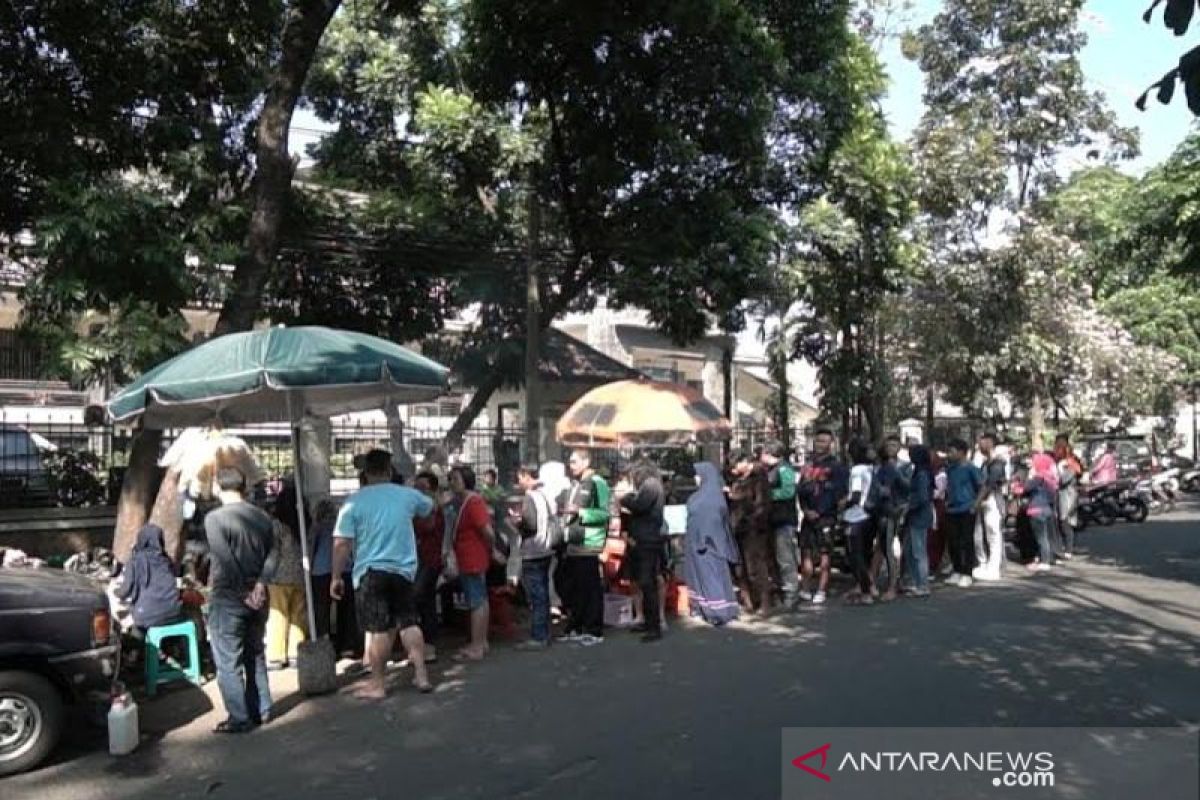 Rela antre panjang untuk rasakan menu Sate Jando - ANTARA News Jawa Barat