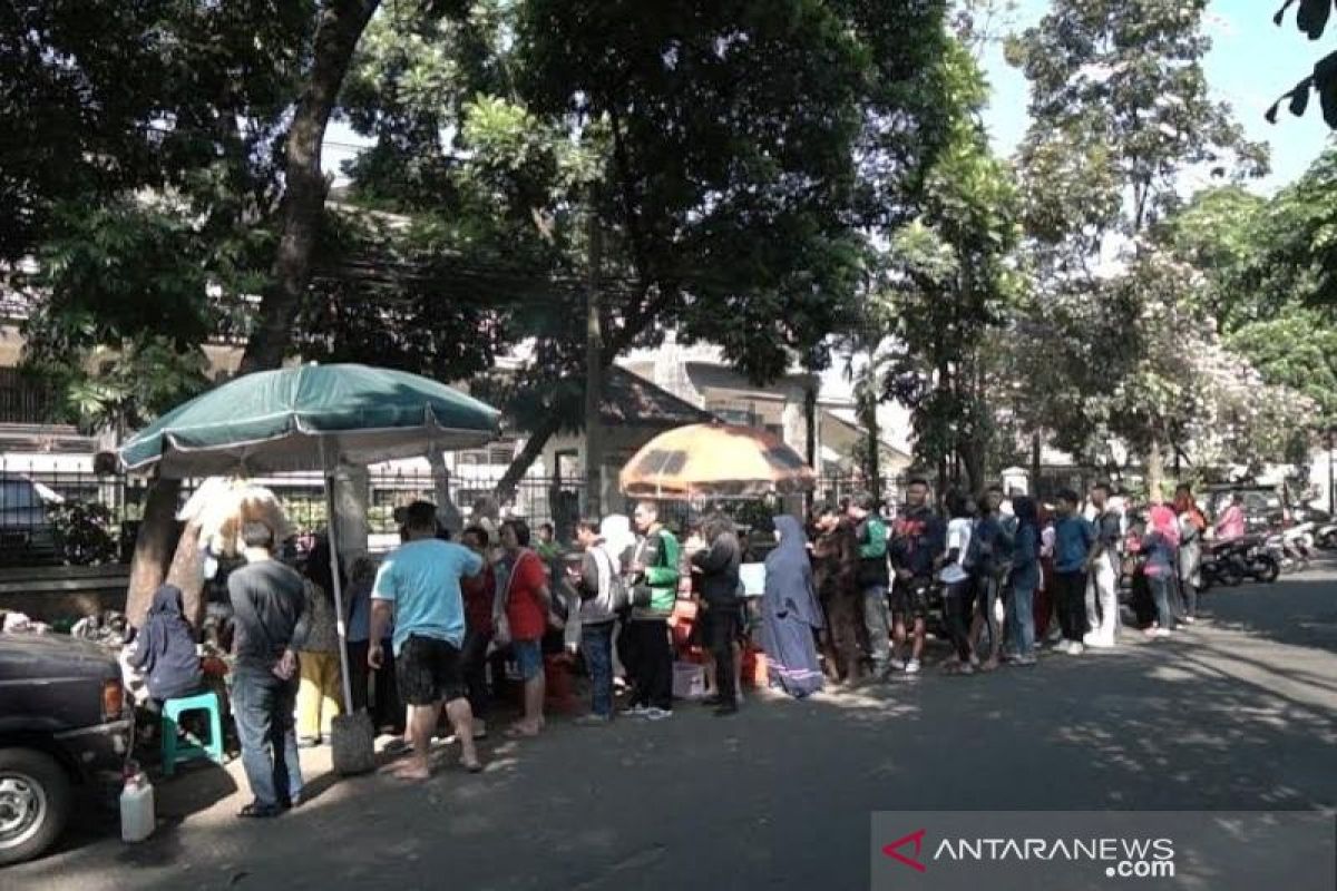 Wuiih nikmatnya, pelanggan rela antre panjang hanya untuk rasakan Sate Jando