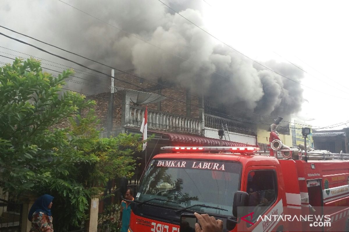 Kebakaran dekat kompleks perkantoran di Labura