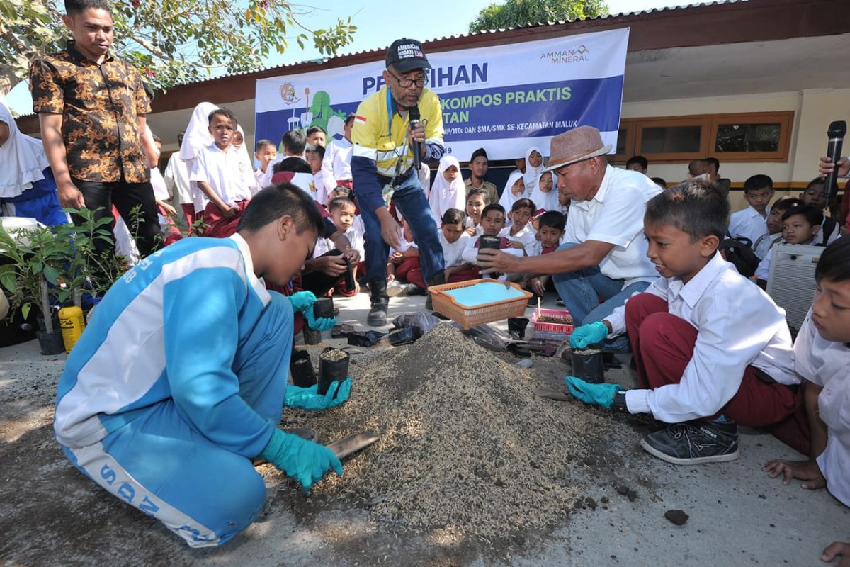 "Clean Up Day", tanamkan kesadaran tentang lingkungan ala Amman Mineral