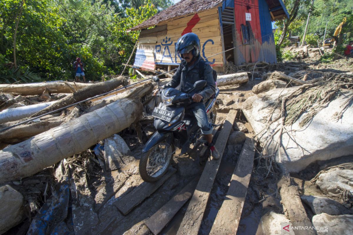 Jalur Kulawi masih putus akibat banjir dan tanah longsor