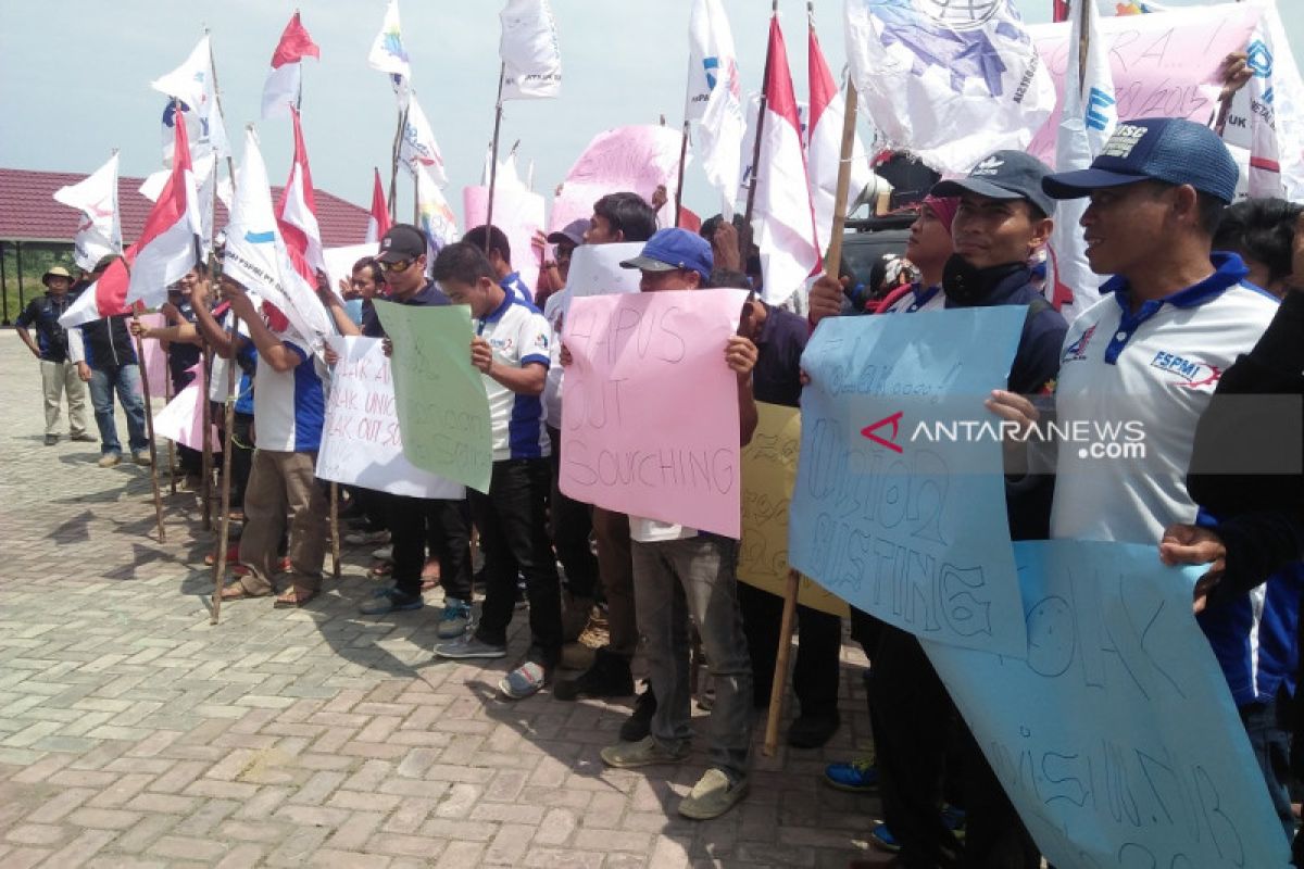 Buruh Mukomuko tolak revisi aturan tentang ketenagakerjaan