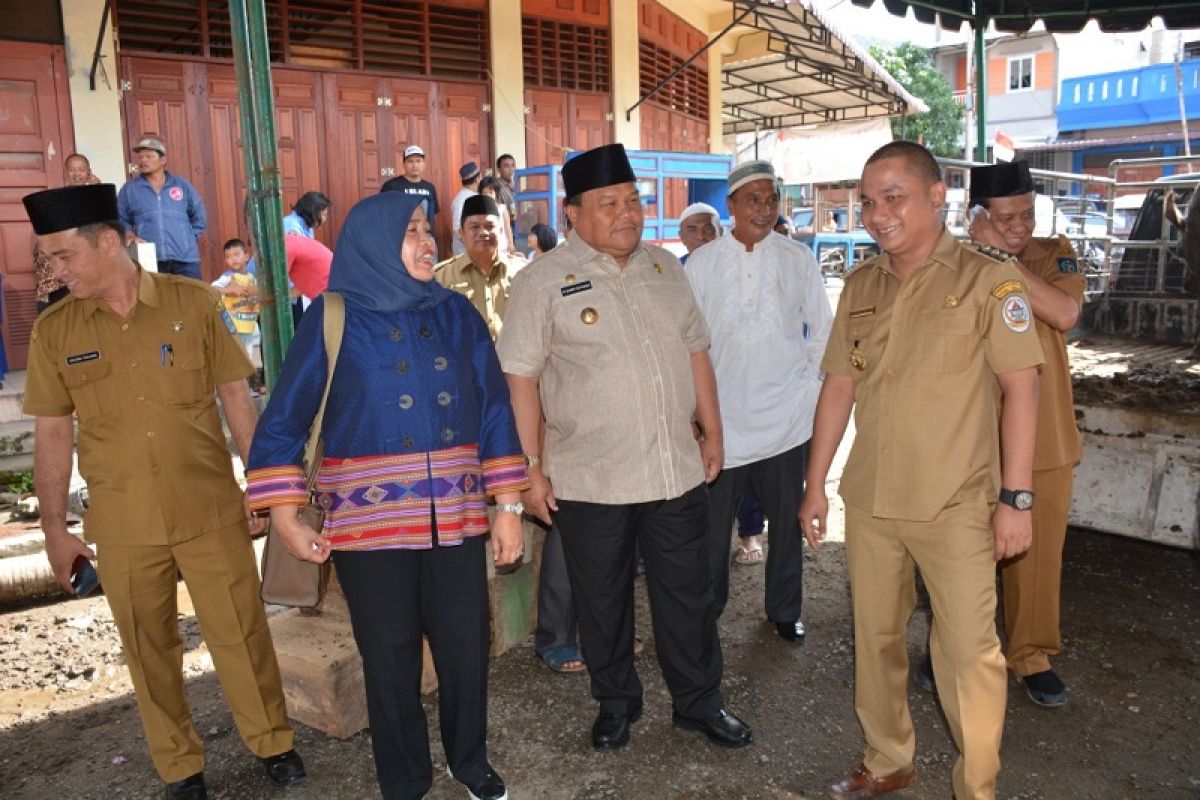 Wali Kota dan Ketua TP PKK Sibolga bersama DPP HIKKBAR berkurban