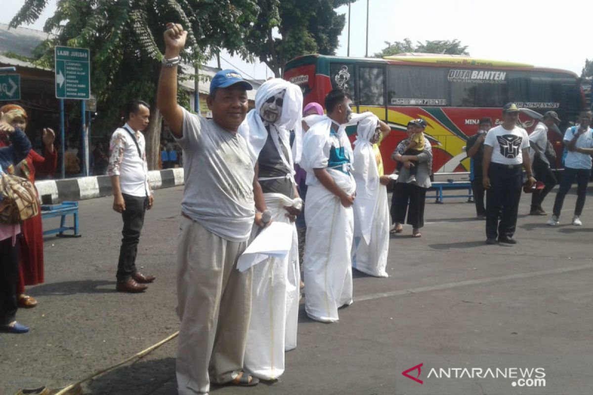 Pocong loncat balap karung sambut HUT Indonesia di Terminal Kalideres