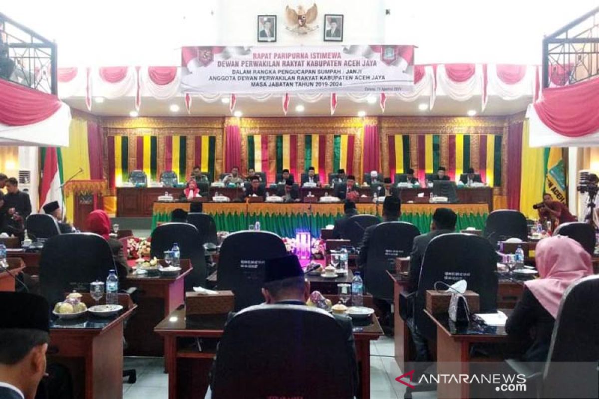 20 anggota DPRK Aceh Jaya terpilih dilantik, 2 orang dewan lama absen