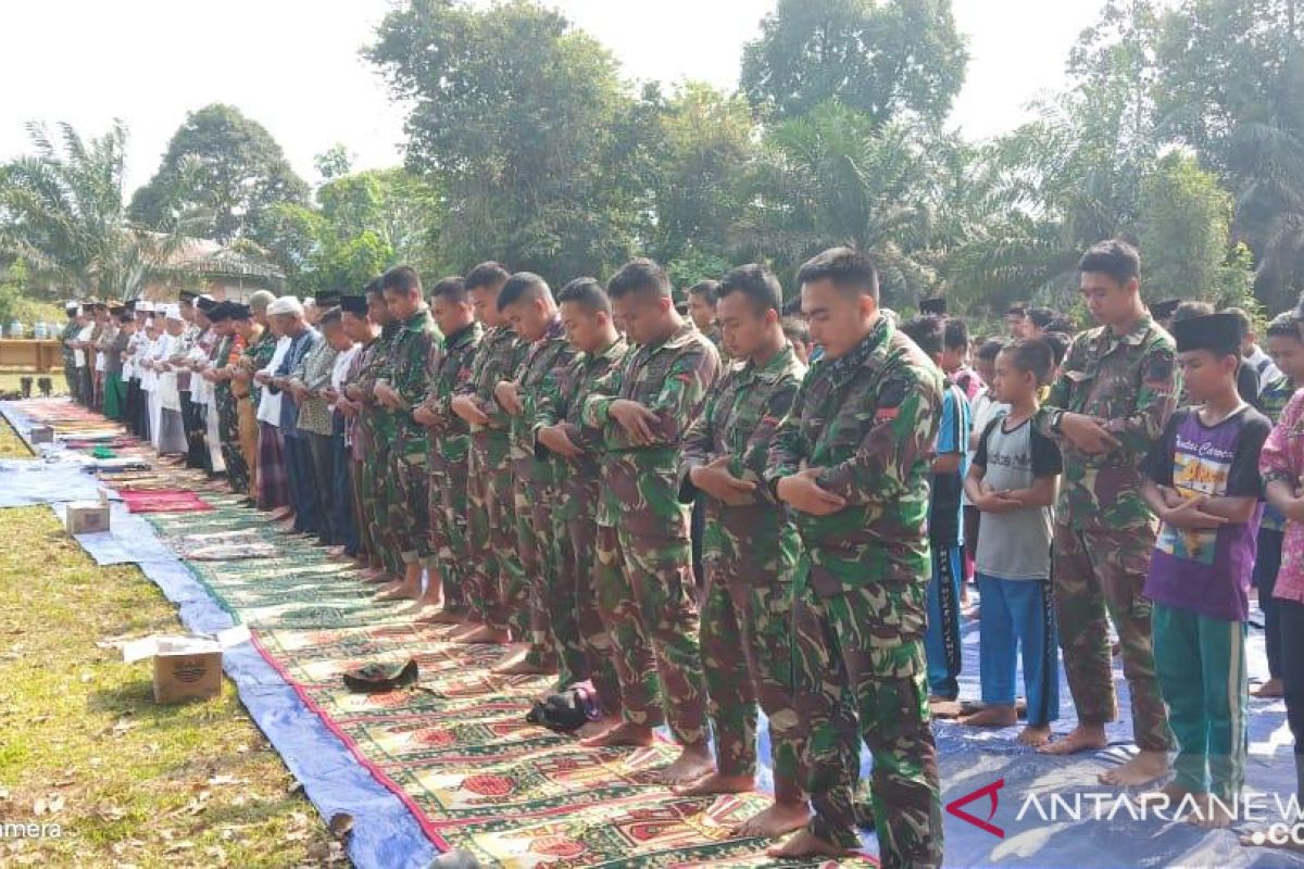 Warga Kumpeh Ulu Muarojambi bersama TNI-POLRI gelar Sholat Istisqo