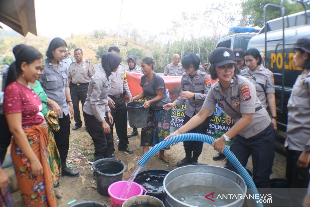 Polwan Polres Lombok Barat menyalurkan bantuan air bersih