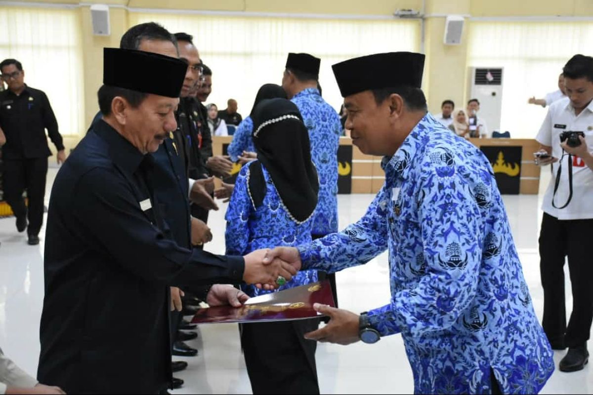 Wali Kota Bandarlampung menyerahkan piagam penghargaan kepada 335 PNS